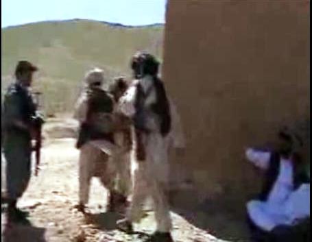آدمکشان آزادانه و مسلح همراه با نيروهای دولتی قدم می زنند