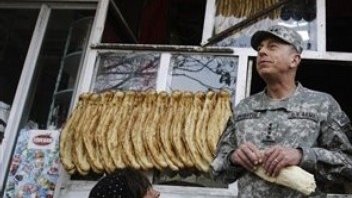 ژنرال تازه وارد آمریکایی در یک نانوایی افغانی