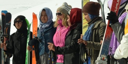 مسابقه بین المللی اسکی زنان در بامیان باستان به روایت عکس