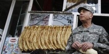 ژنرال تازه وارد آمریکایی در یک نانوایی افغانی