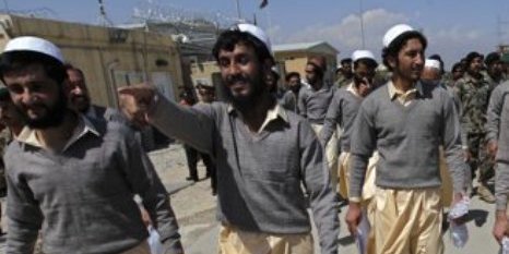 حکومت طالبانی کرزی تروریست های افغان را با تشویق و دعا و سلام از زندان آزاد کرد!