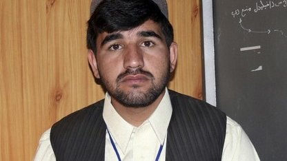 ژورنالیست ها و چوبه داری که بر دوش می کشند