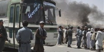 کشته و زخمی شدن چند غیر نظامی در حمله ی نیروهای بین المللی به یک بس
