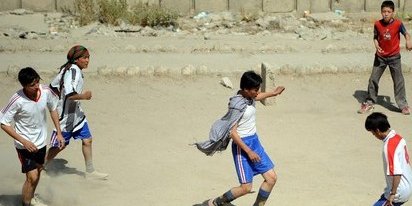 کابل: فوتبال در زمین خاکی