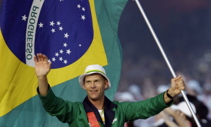 Robert Scheidt, da vela, carrega a bandeira brasileira no Estádio Olímpico