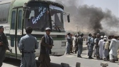 کشته و زخمی شدن چند غیر نظامی در حمله ی نیروهای بین المللی به یک بس