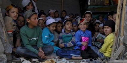 قرآن خوانی کودکان در یک دوکان، این کودکان باید زبان مادری شان را، ریاضی و...بخوانند