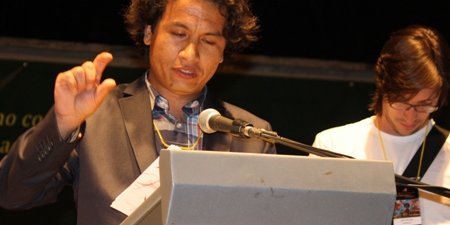 سخنرانی کامران میرهزار در گردهمایی بزرگ شاعران جهان در شهر مدجین کلمبیا