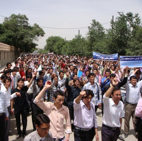 اعتراض دانشجویان دانشگاه کابل به تجاوز وحشیانه کوچی با بیرق طالبان 